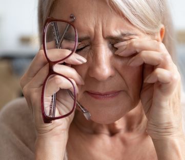 woman with symptoms of cataracts
